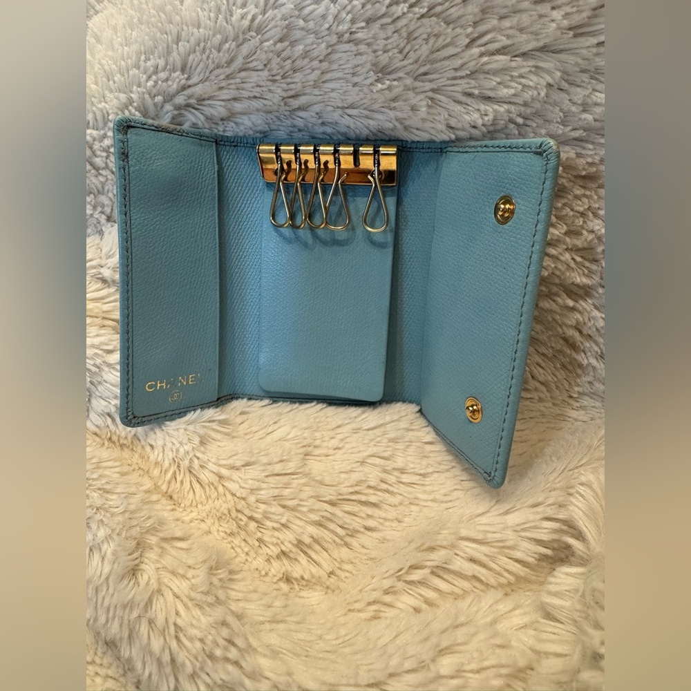 Vintage Chanel Teal Caviar Leather 6-Key Holder & Card Wallet - 2003, Rare Color - Picture 5 of 15
